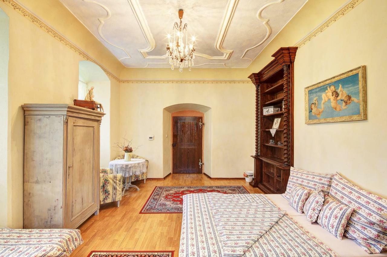 Отель Dum Zameckych Kaplanu Valec Экстерьер фото