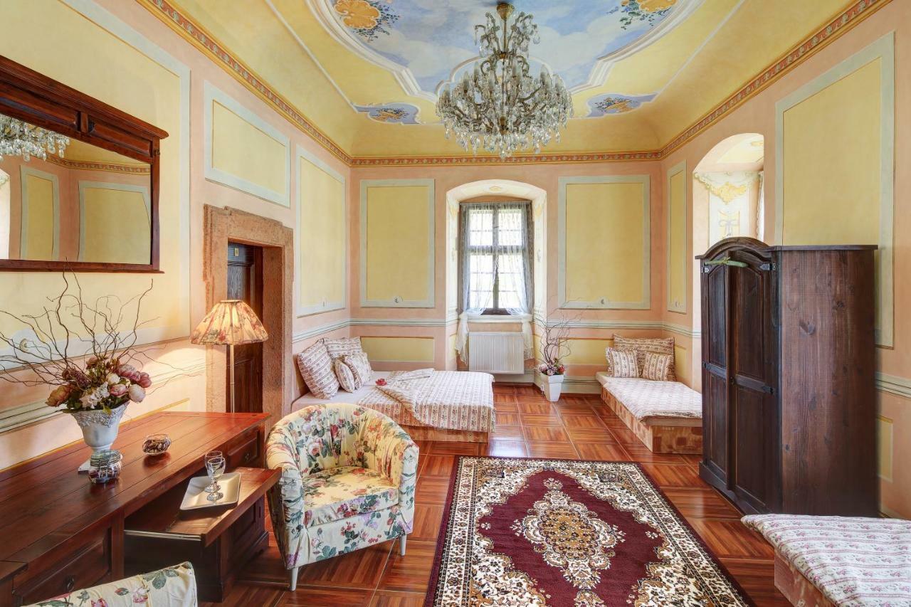 Отель Dum Zameckych Kaplanu Valec Экстерьер фото